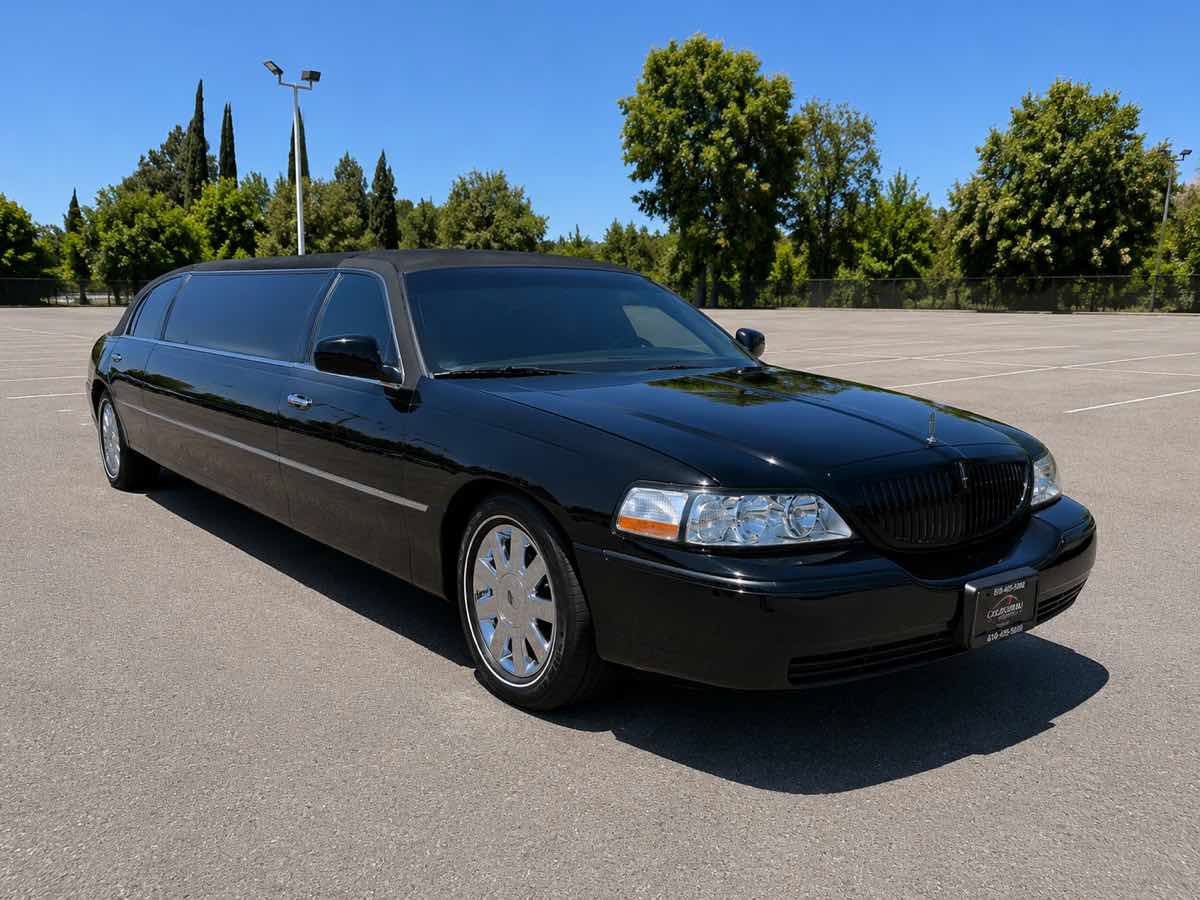 Used 2005 Lincoln Town Car Executive RWD image 1