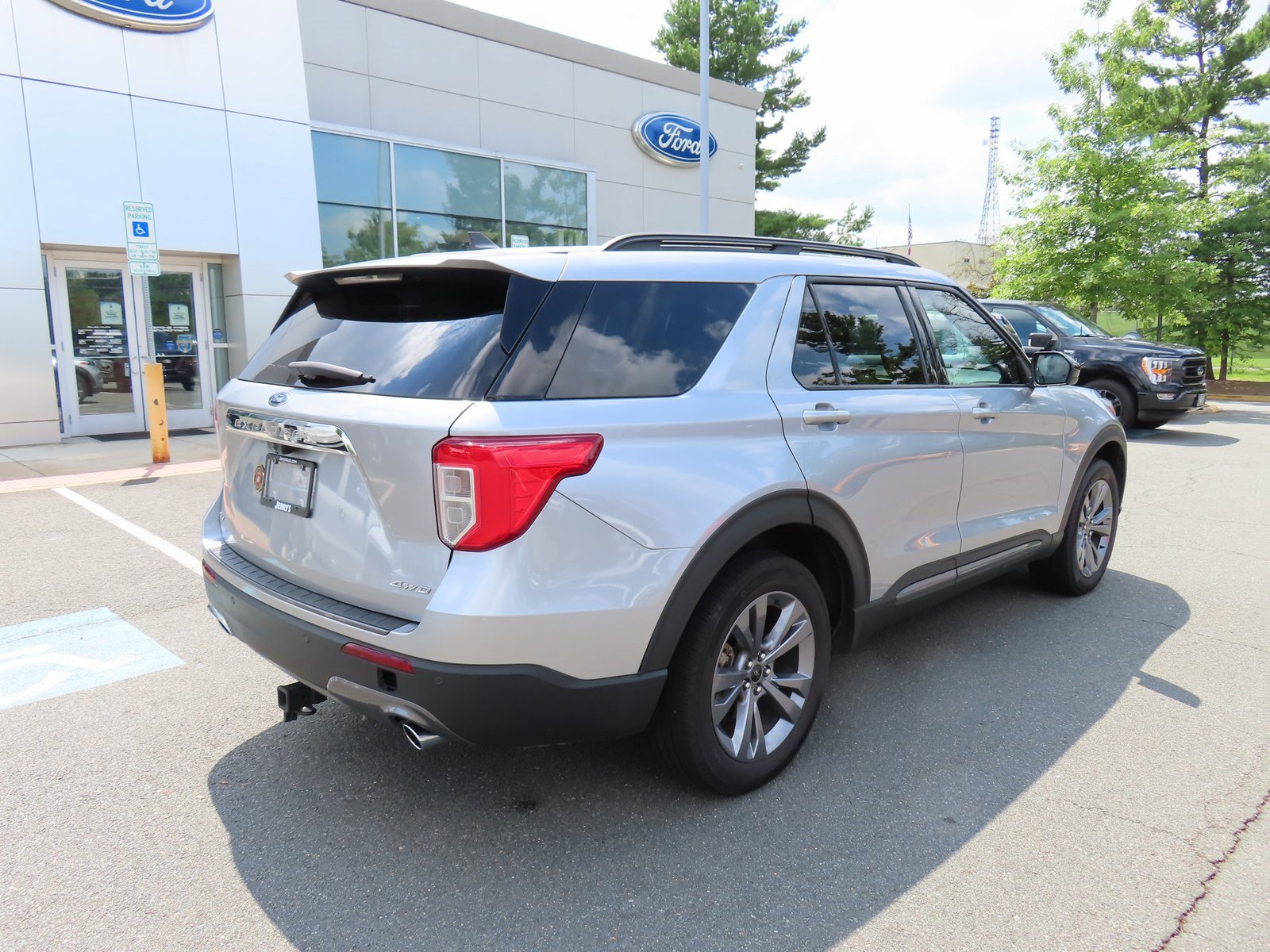 Used 2022 Ford Explorer XLT w/ Equipment Group 202A image 5