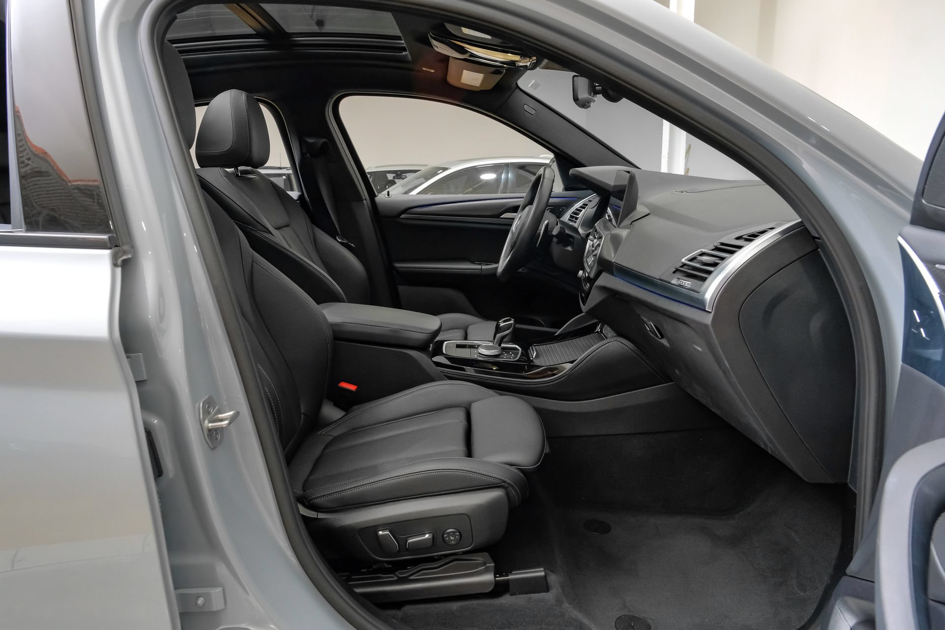Used 2024 BMW X4 xDrive30i w/ M Sport Package AWD/4WD image 36