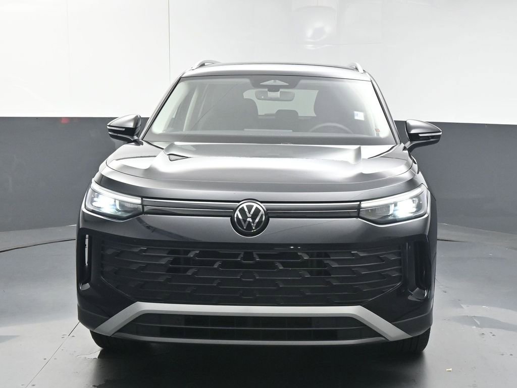 Used 2025 Volkswagen Tiguan SE FWD image 3