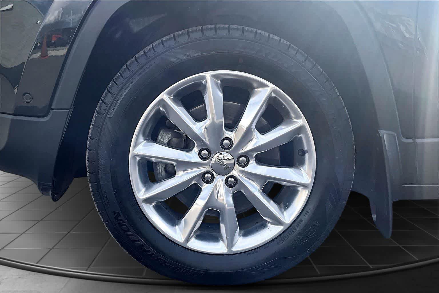 Used 2015 Jeep Cherokee Limited w/ Luxury Group image 8