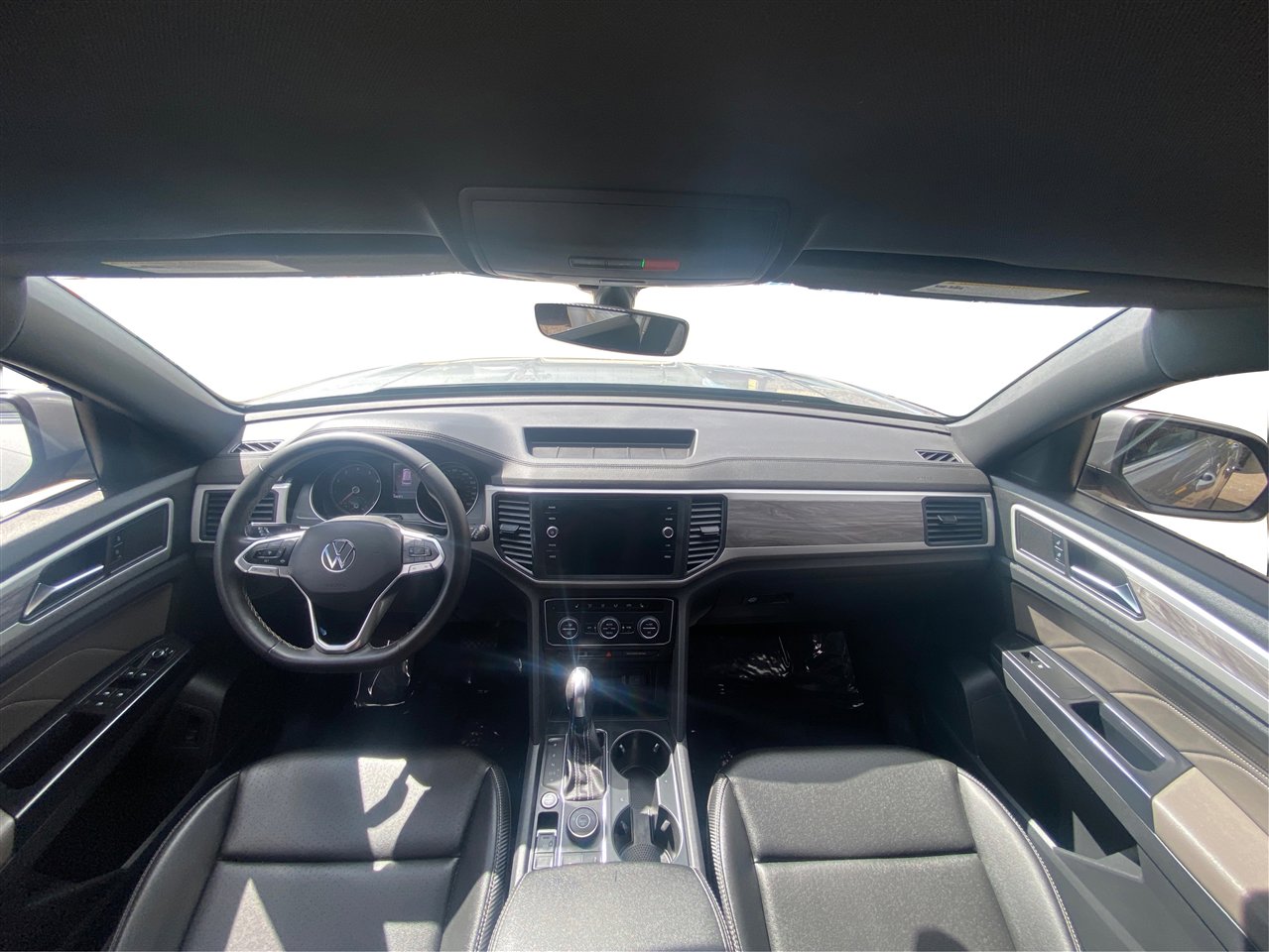 Used 2021 Volkswagen Atlas Cross Sport SE image 32