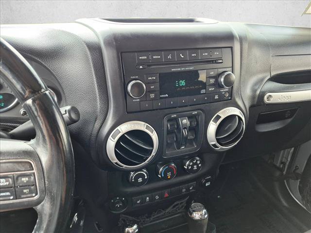 Used 2014 Jeep Wrangler Unlimited Sahara w/ Connectivity Group AWD/4WD image 13