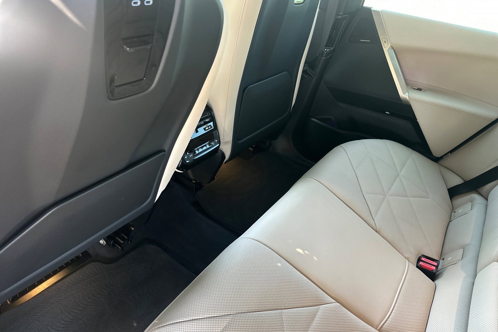 Certified 2023 BMW iX xDrive50 w/ Premium Package AWD/4WD image 15
