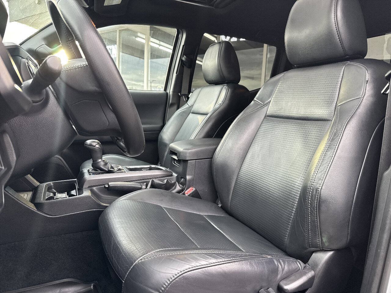 Used 2019 Toyota Tacoma TRD Sport AWD/4WD image 30