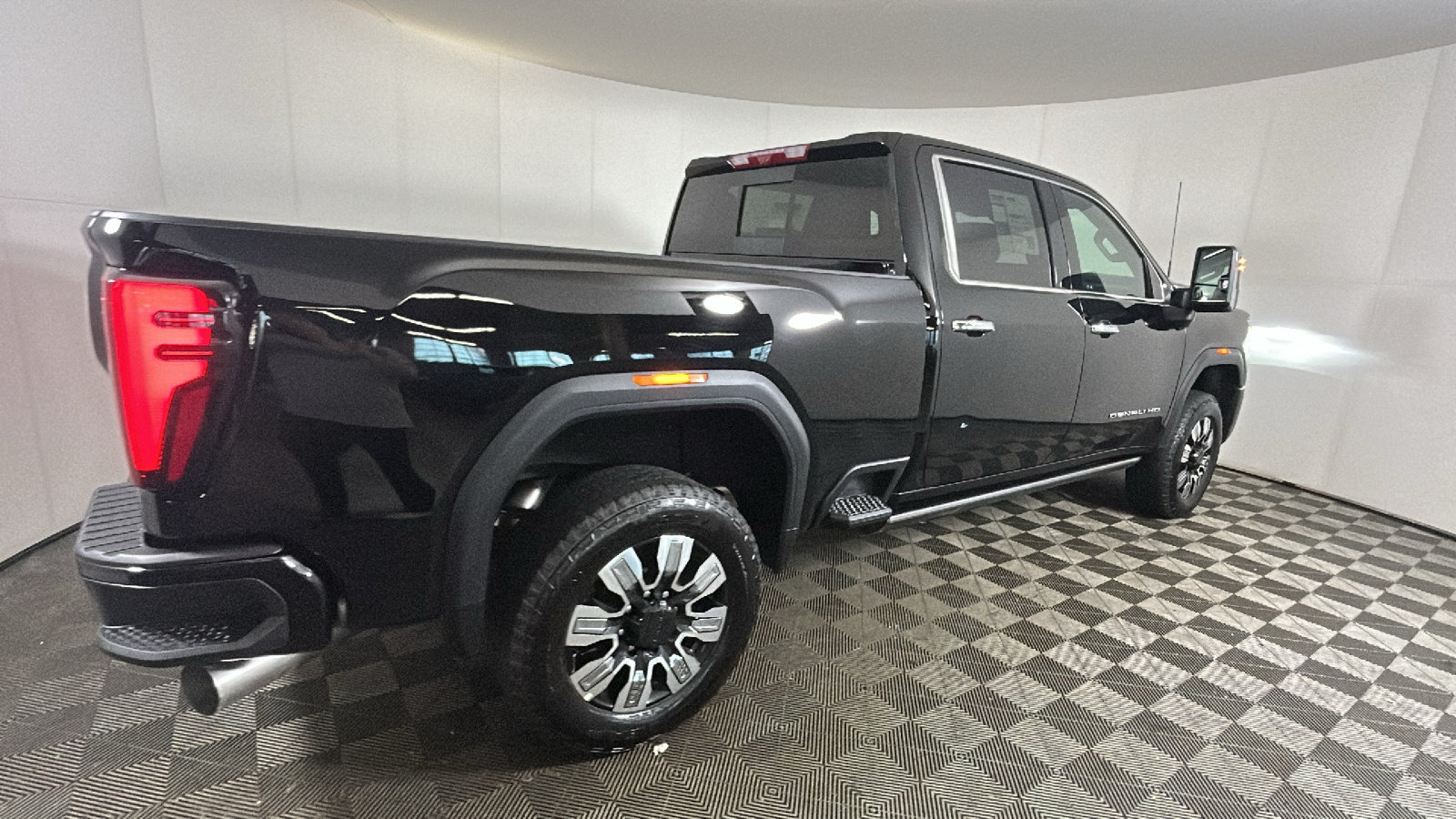 Used 2025 GMC Sierra 2500 Denali w/ Denali Reserve Package AWD/4WD image 3