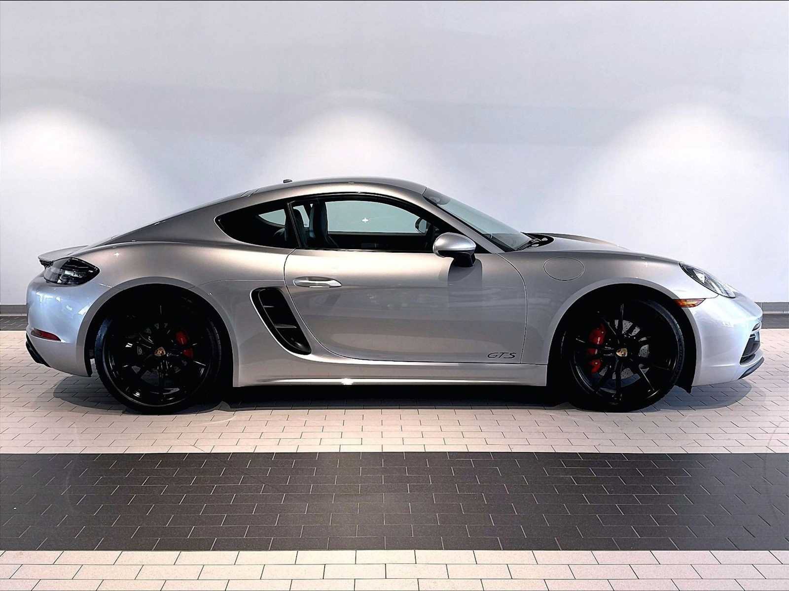 Used 2018 Porsche 718 Cayman GTS RWD image 11