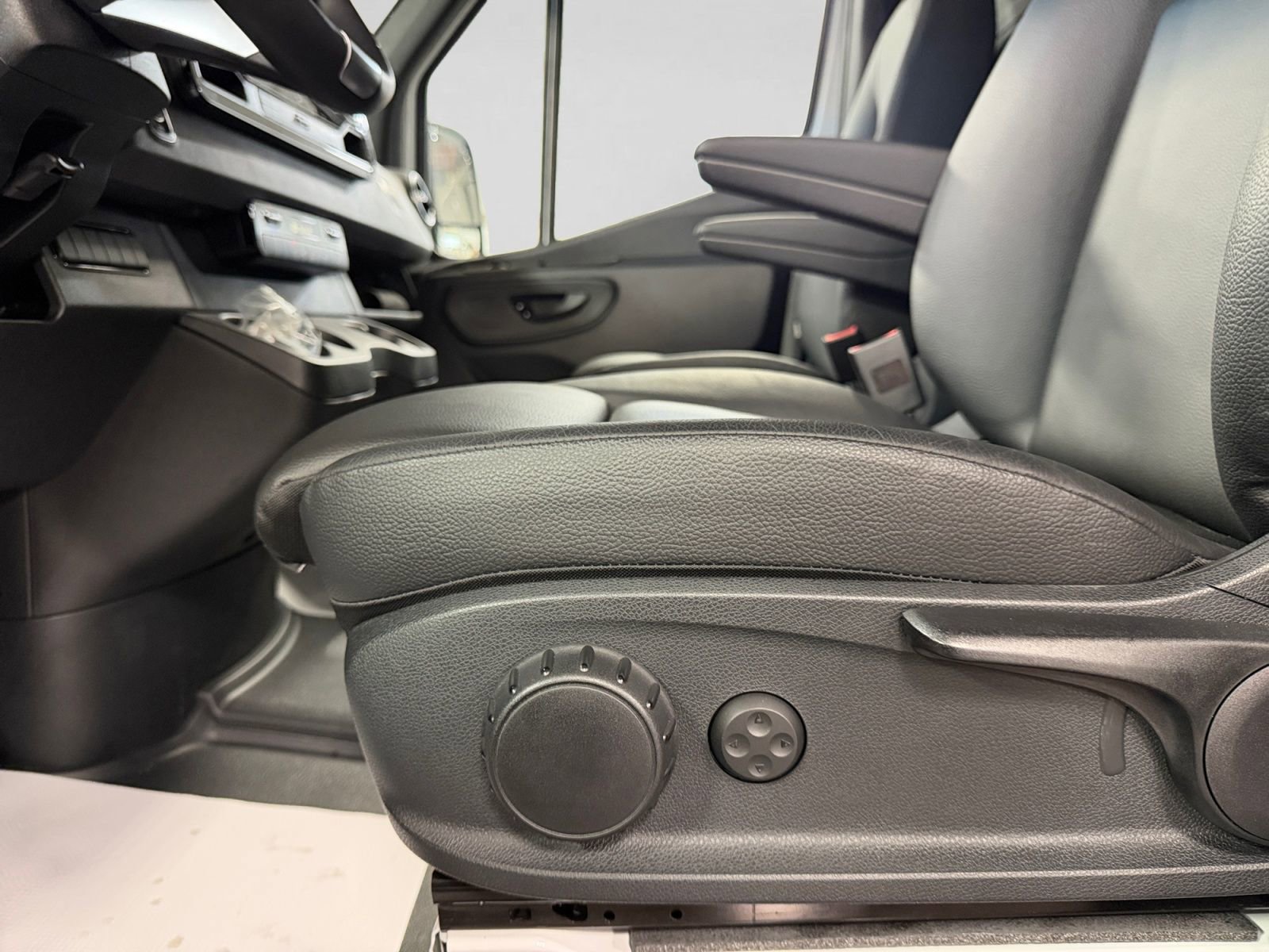 Used 2024 Mercedes-Benz eSprinter 170 Cargo image 39