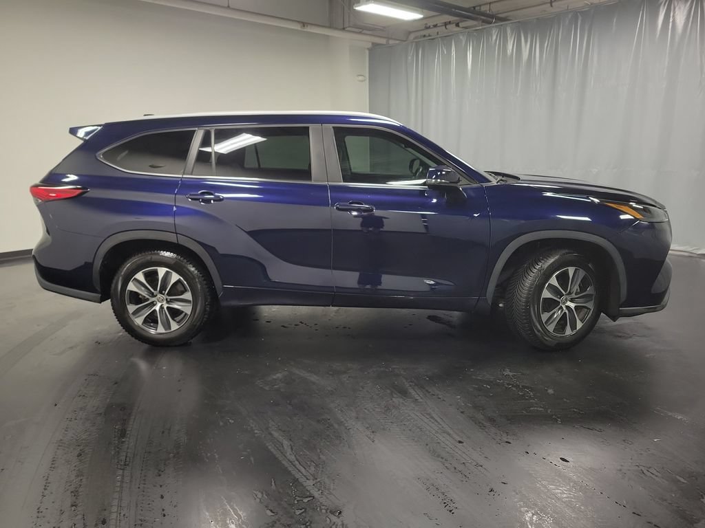 Used 2023 Toyota Highlander XLE FWD image 9
