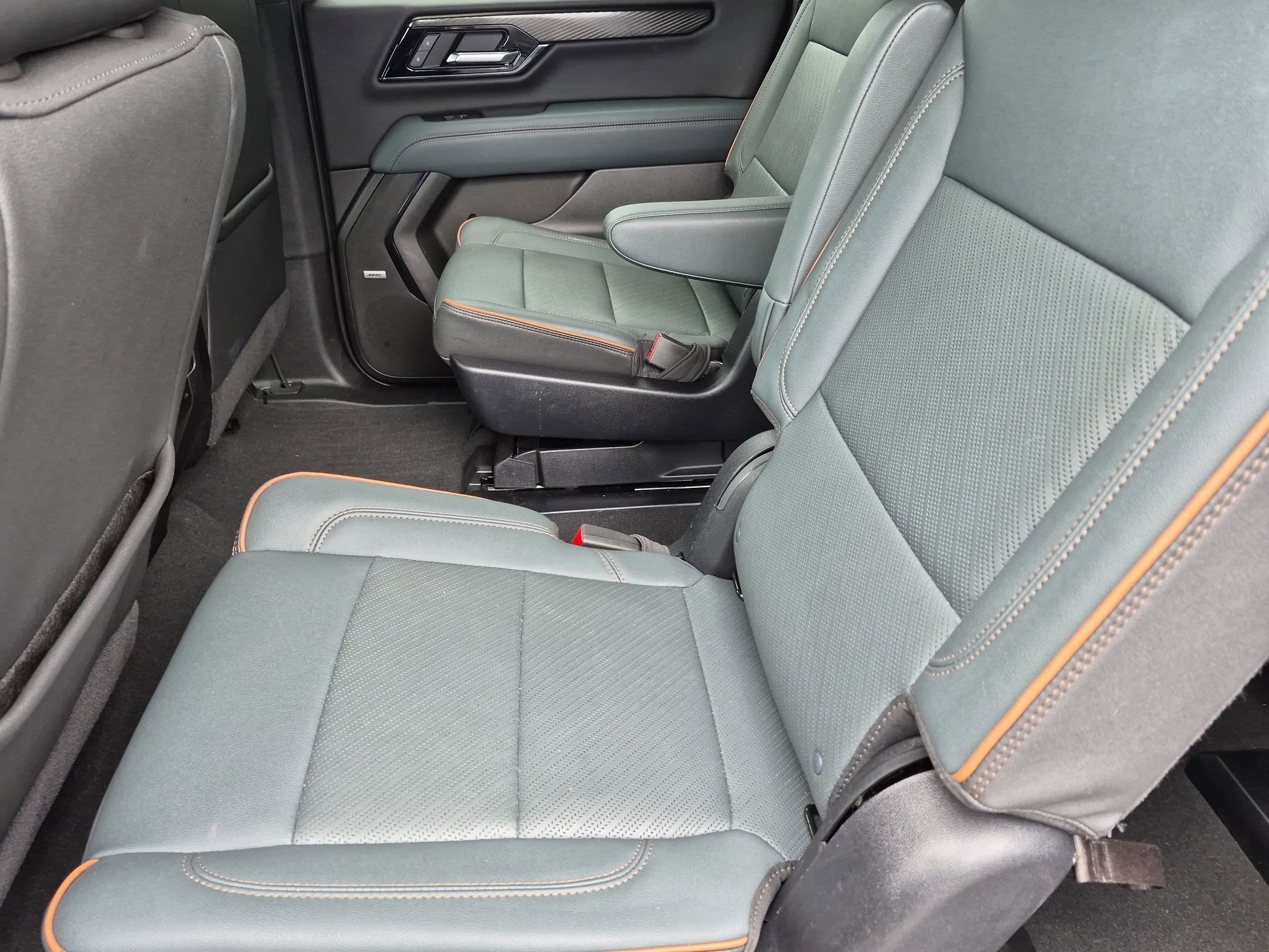 Used 2025 GMC Yukon XL AT4 w/ AT4 Premium Package AWD/4WD image 30