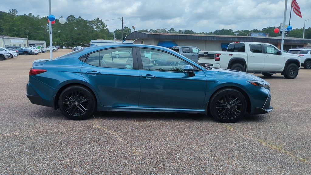 Used 2025 Toyota Camry SE w/ Convenience Package FWD image 4