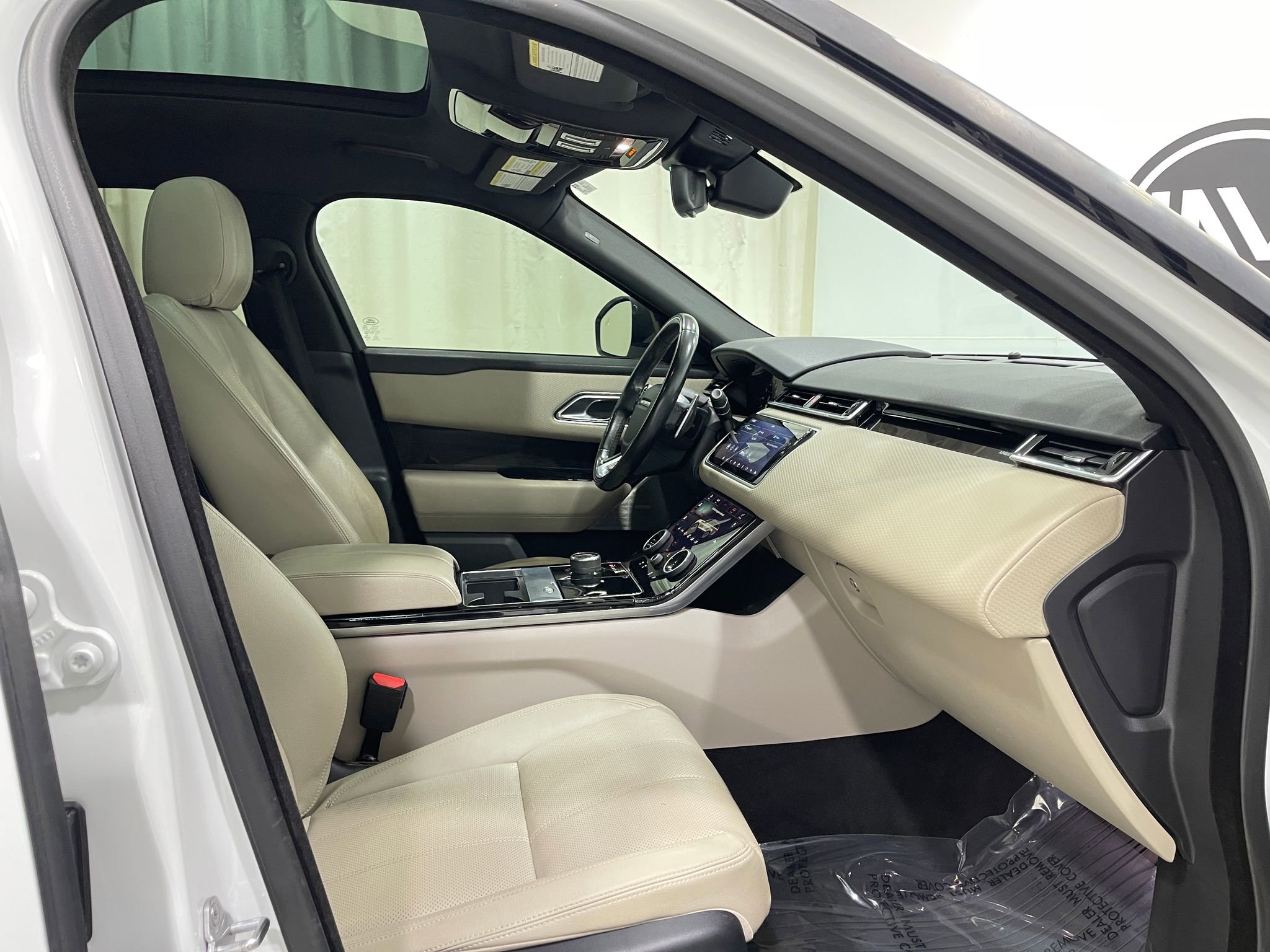 Used 2018 Land Rover Range Rover Velar R-Dynamic SE AWD/4WD image 32