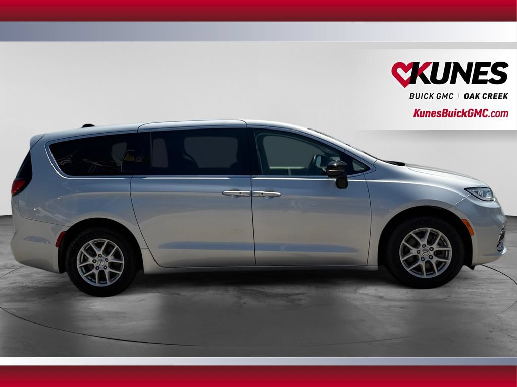 Used 2024 Chrysler Pacifica Touring-L FWD image 12