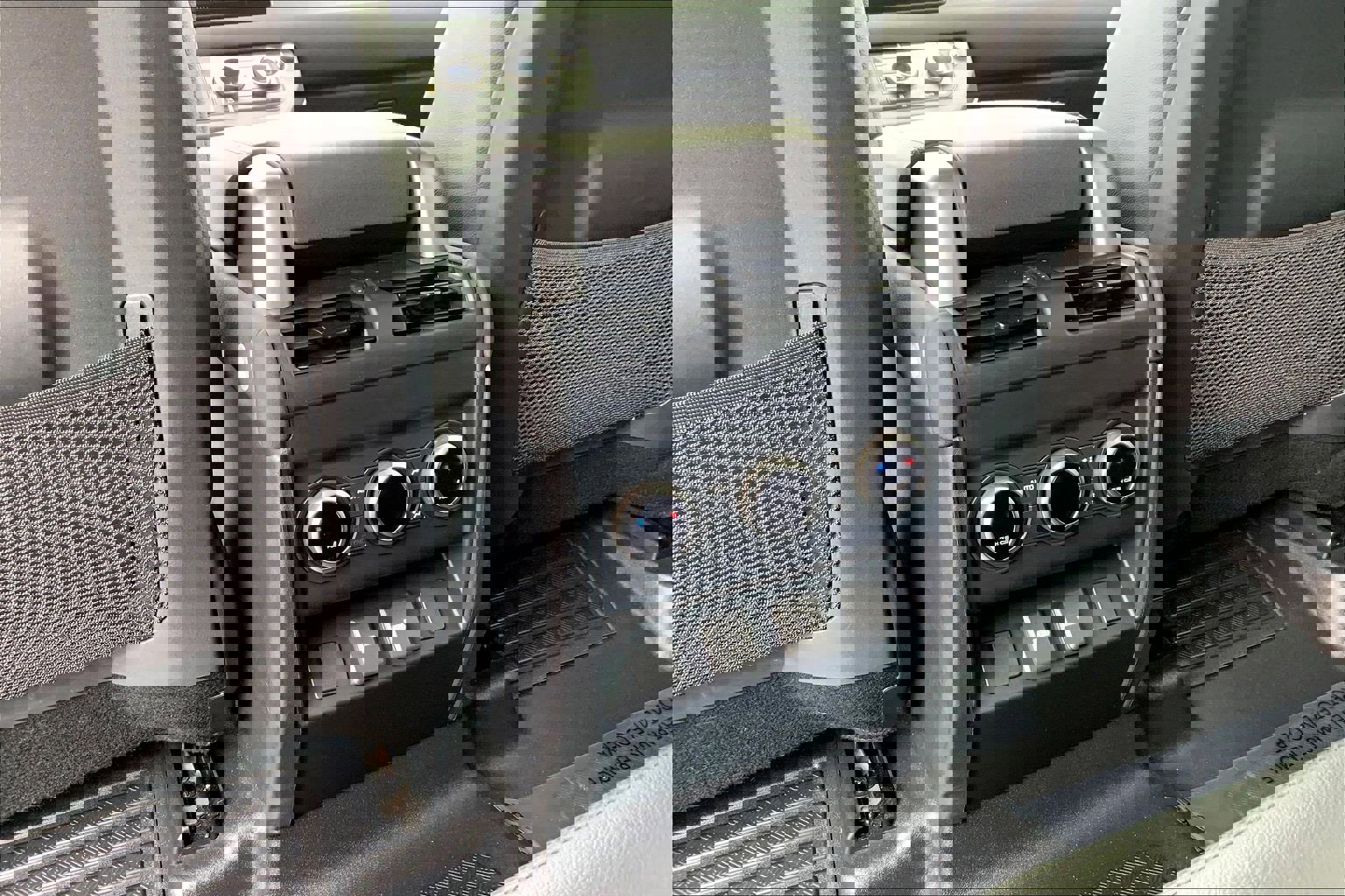 Used 2023 Land Rover Defender 110 SE image 34