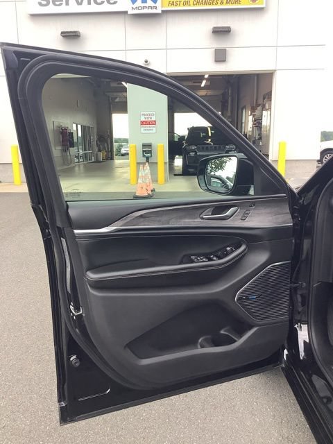 Certified 2021 Jeep Grand Cherokee L Overland w/ Luxury Tech Group IV AWD/4WD image 21