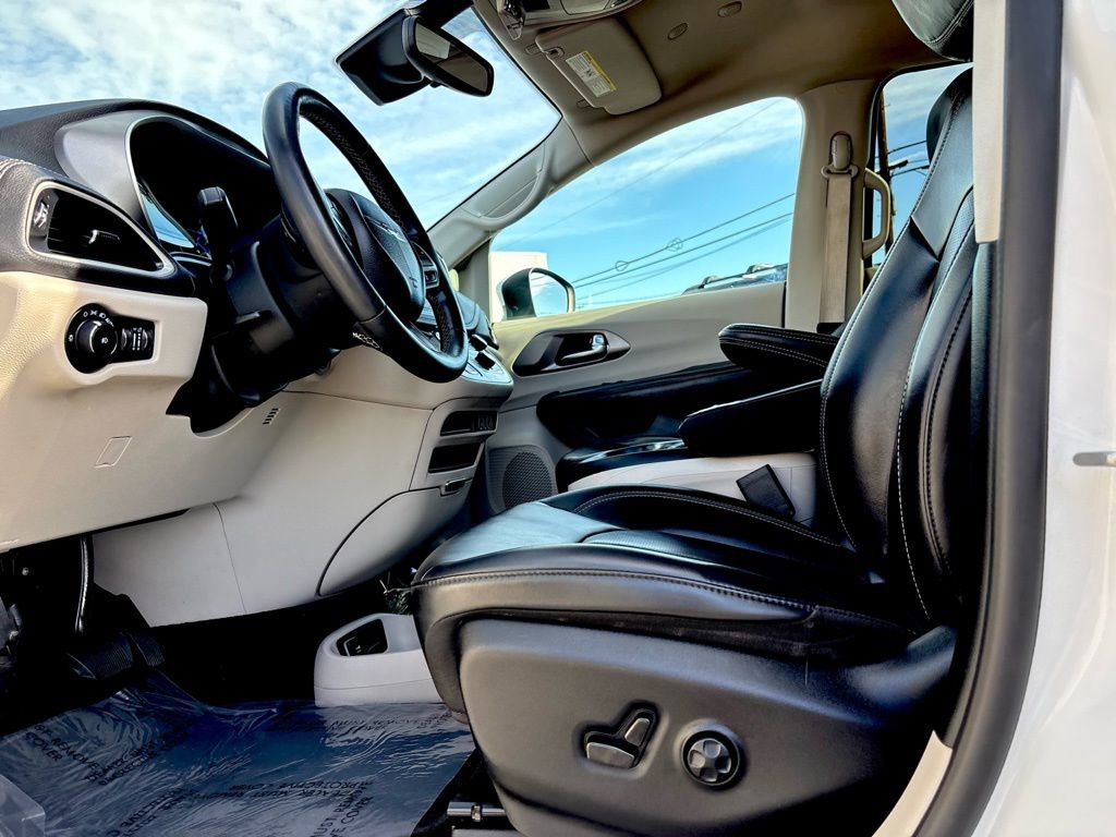 Used 2023 Chrysler Pacifica Touring-L image 11