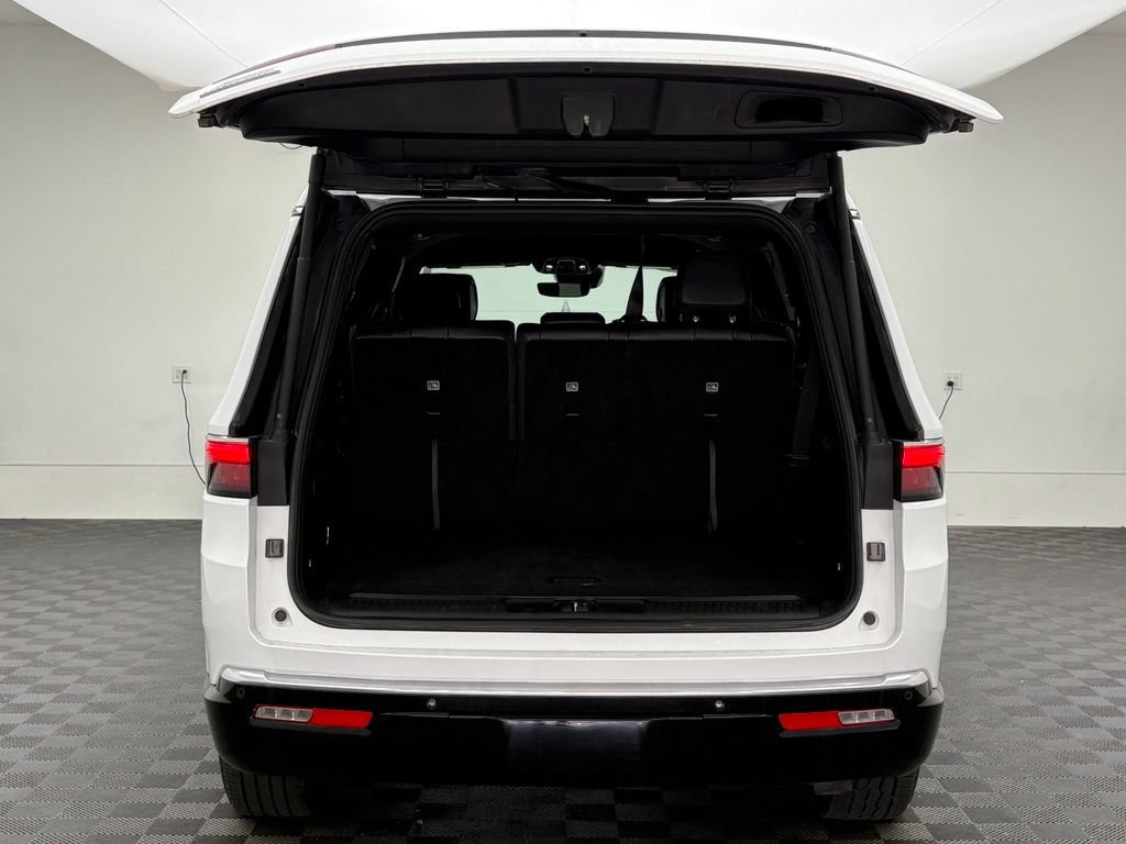 Used 2023 Jeep Wagoneer 4WD image 9