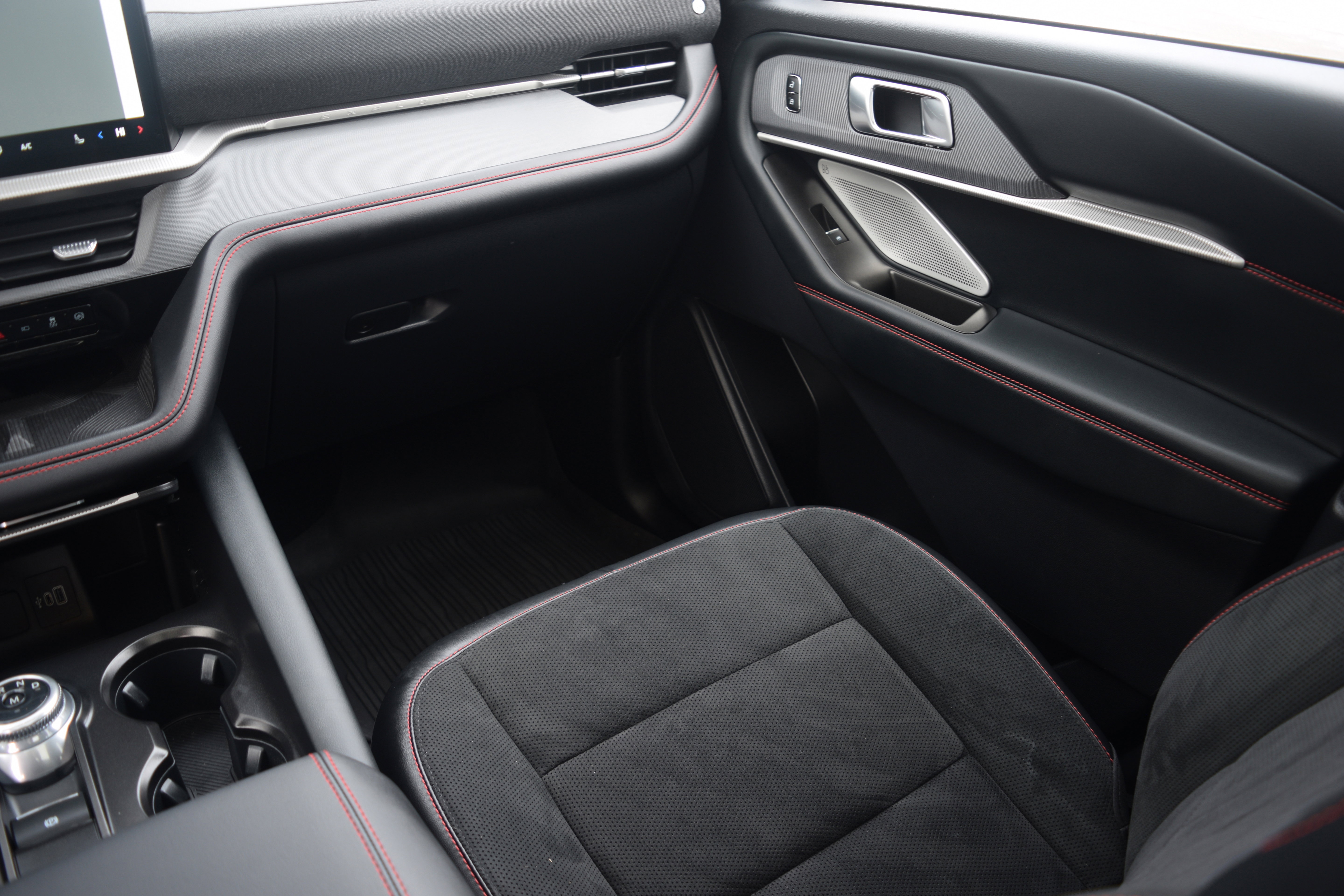 Used 2025 Ford Explorer ST image 13