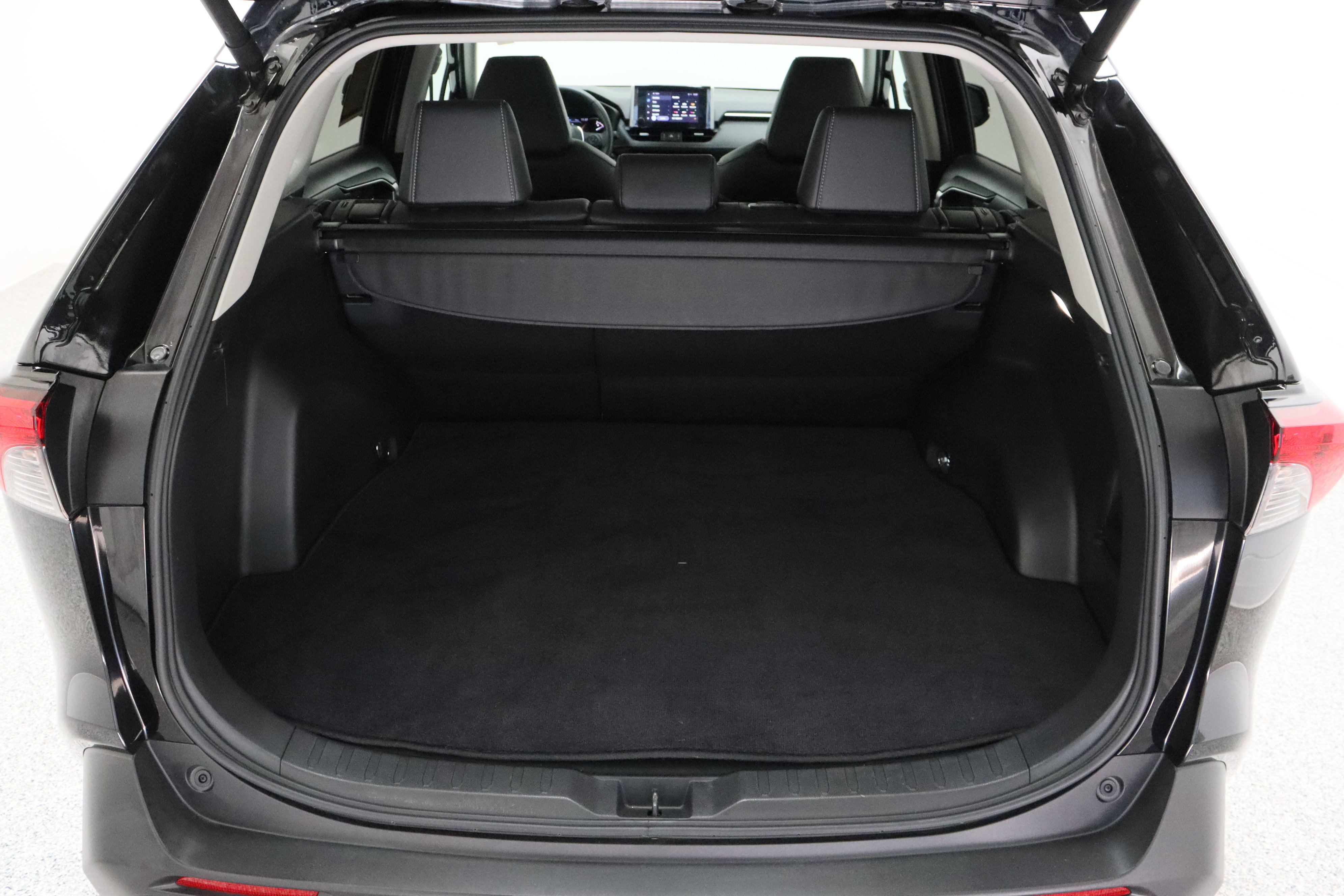 Used 2025 Toyota RAV4 XLE Premium FWD image 32