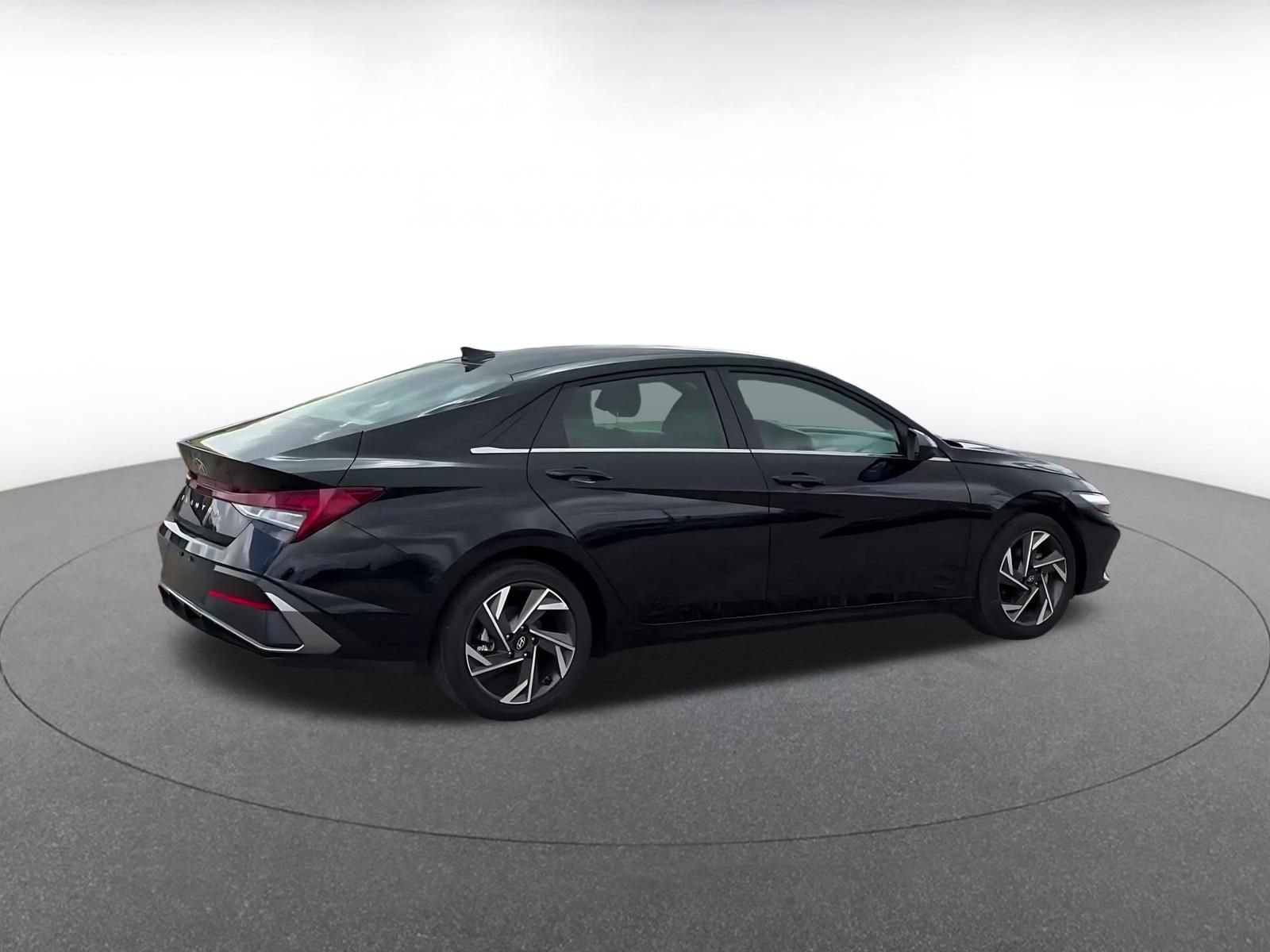 Used 2025 Hyundai Elantra SEL FWD image 12