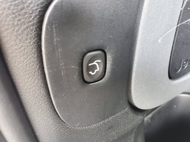 Used 2018 Jeep Cherokee Latitude Plus w/ Comfort/Convenience Group AWD/4WD image 11