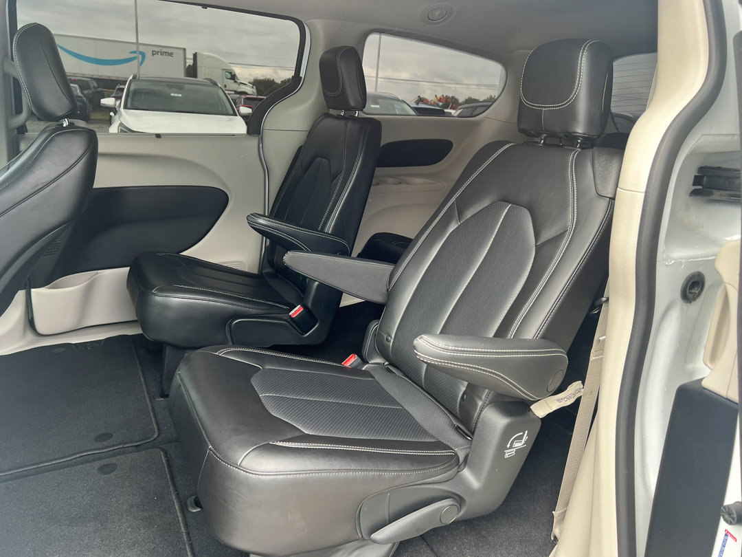 Used 2023 Chrysler Pacifica Touring-L image 29