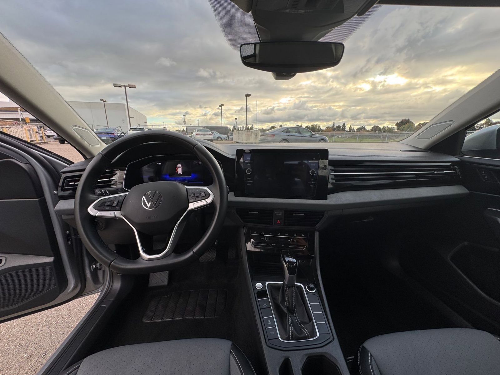 Used 2025 Volkswagen Jetta SE image 34