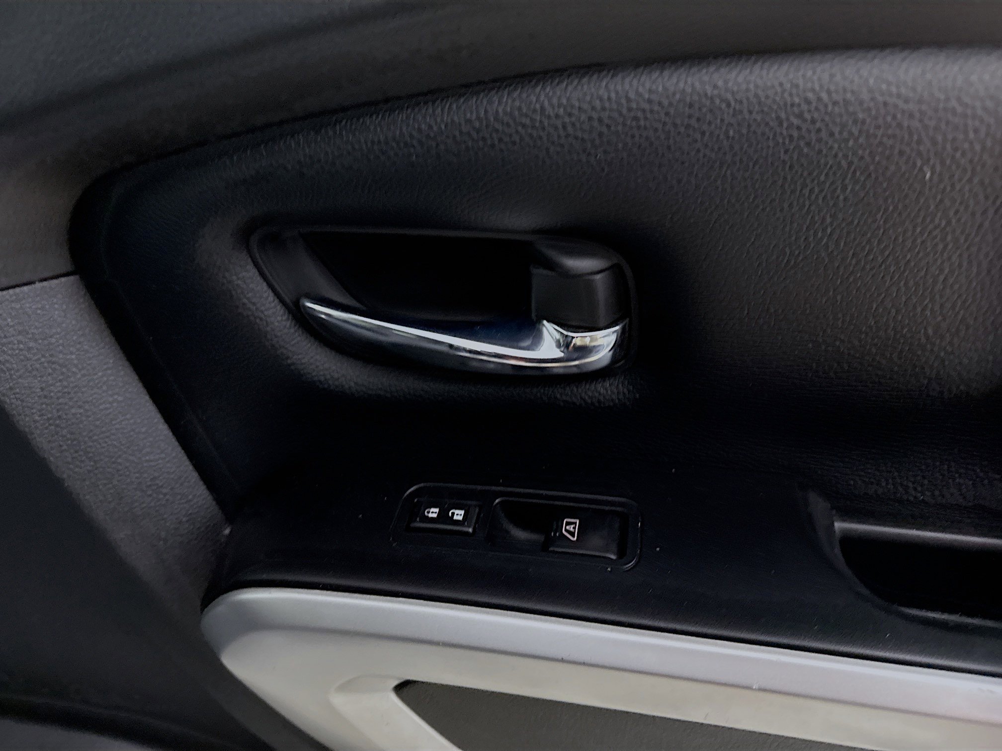 Used 2017 Nissan Titan SV image 30