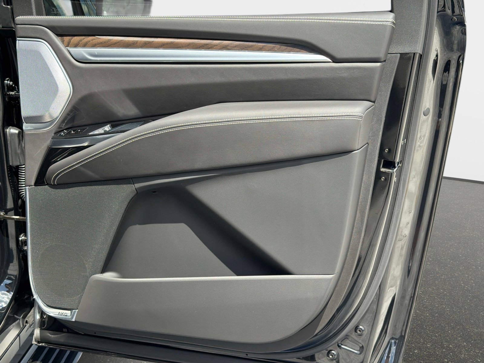 Used 2026 Cadillac Escalade ESV Platinum Sport w/ LPO, ONYX Package image 26