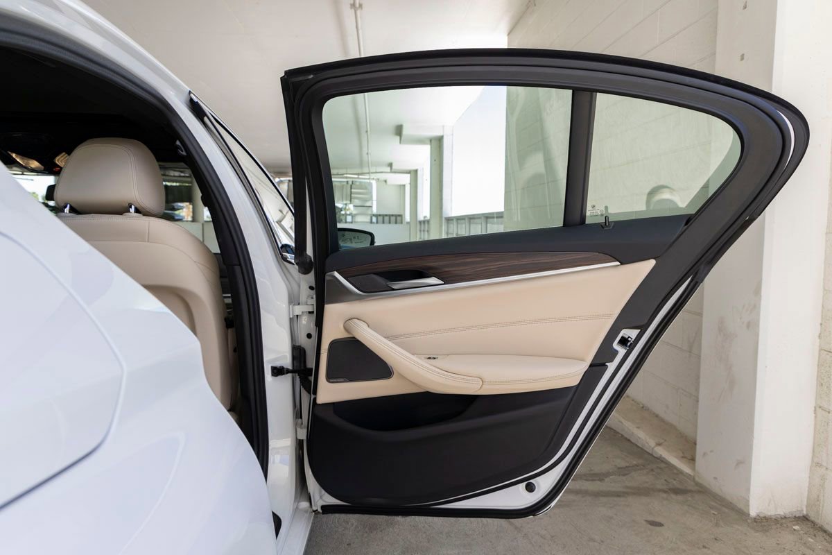 Certified 2023 BMW 530e w/ Premium Package image 24