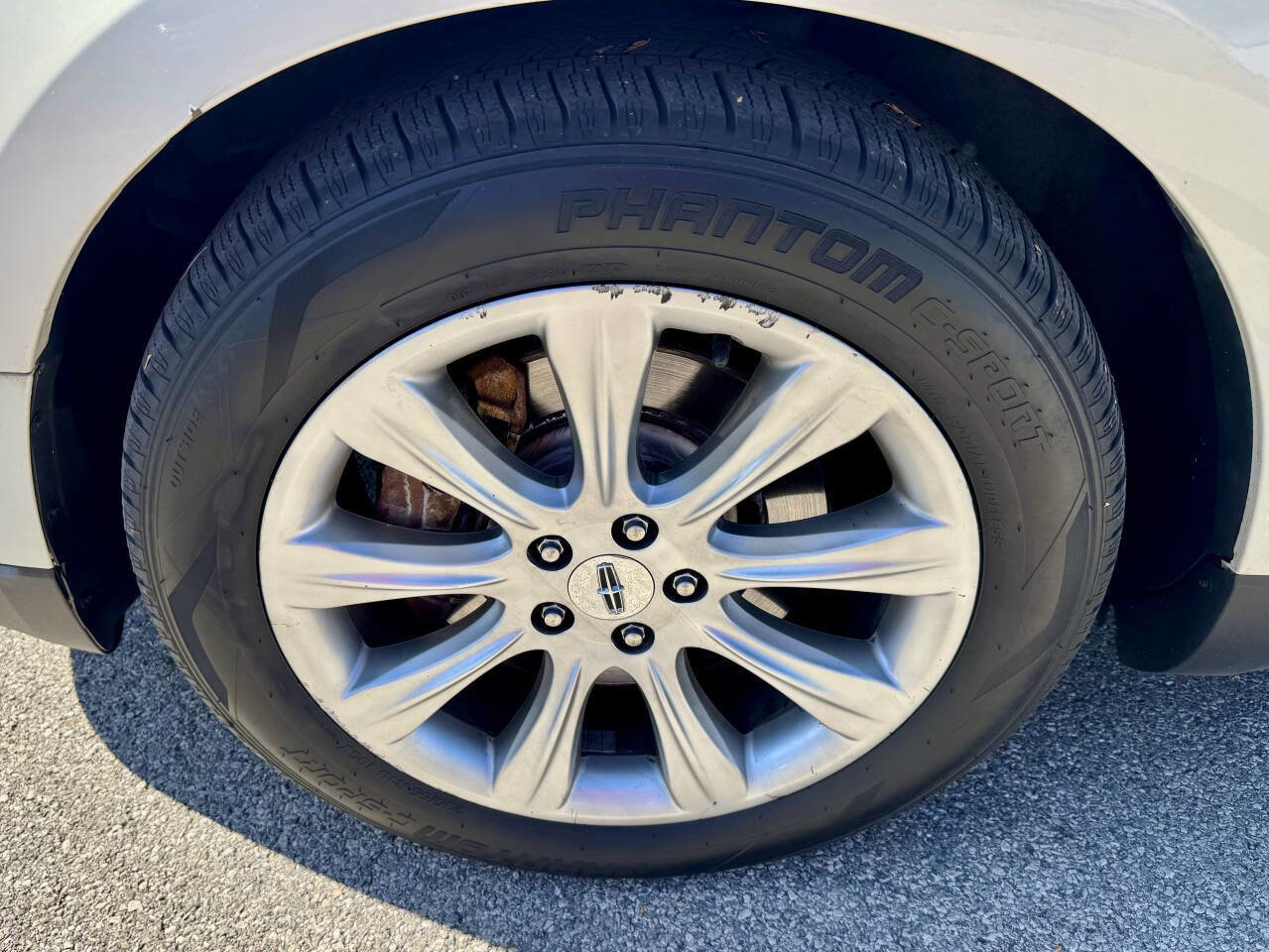 Used 2013 Lincoln MKT AWD image 9