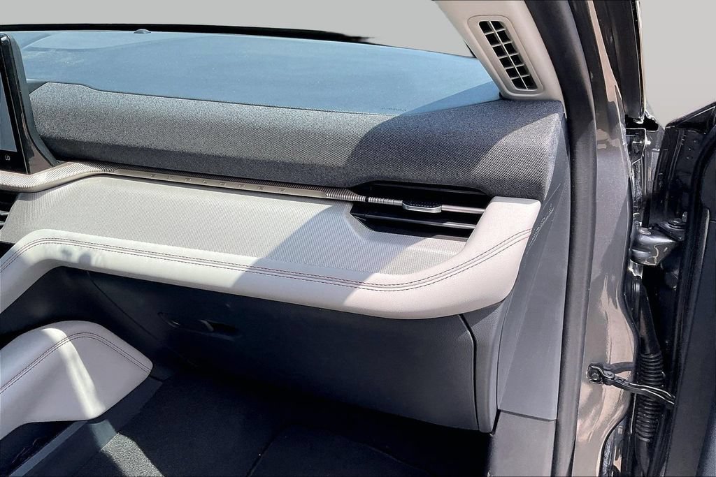 Used 2025 Ford Explorer Active w/ Active Comfort Package RWD image 16