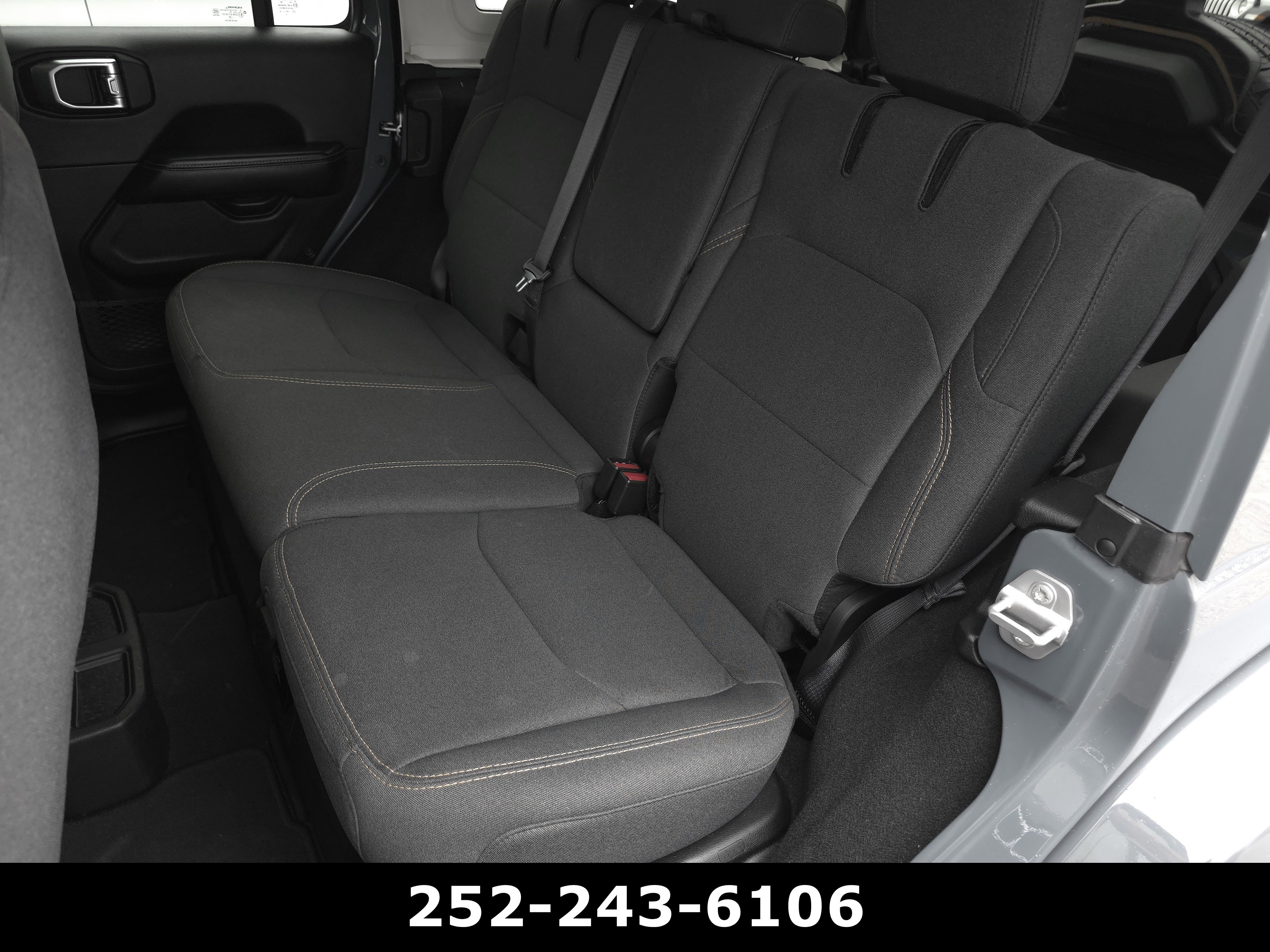 Used 2025 Jeep Wrangler Sahara image 27