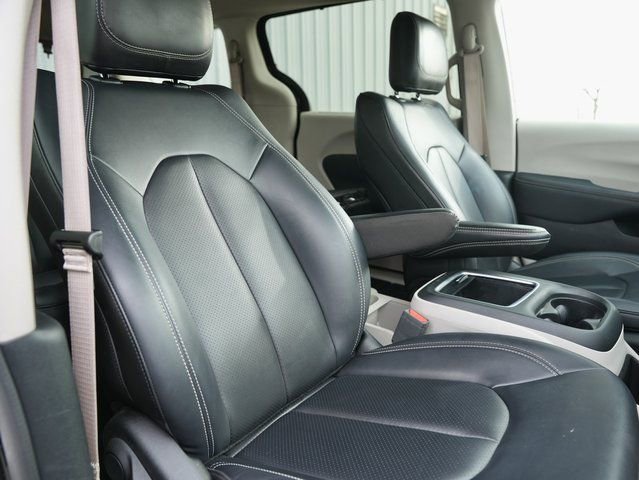 Used 2024 Chrysler Pacifica Touring-L image 9