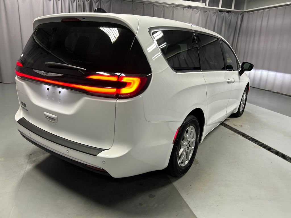 Used 2024 Chrysler Pacifica Touring-L FWD image 7