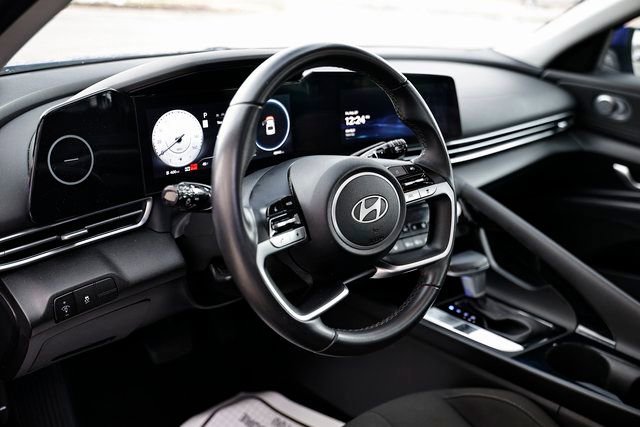 Used 2025 Hyundai Elantra SEL image 18