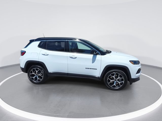 Used 2025 Jeep Compass Limited w/ Sun & Sound Group AWD/4WD image 9