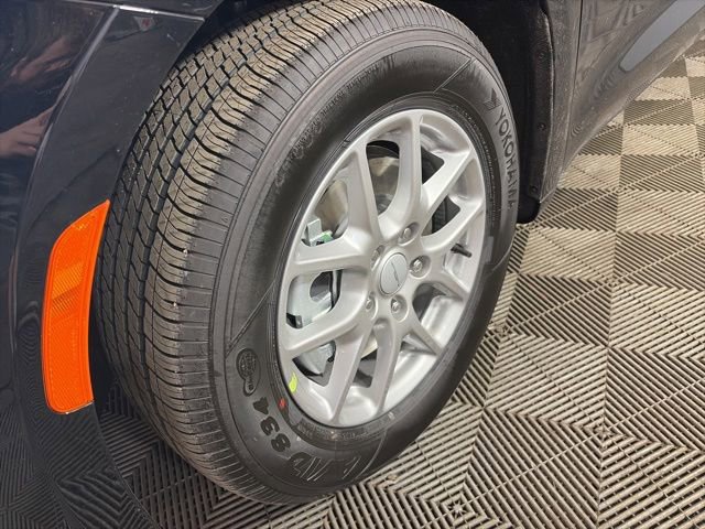 New 2027 Chrysler Pacifica Select FWD image 4