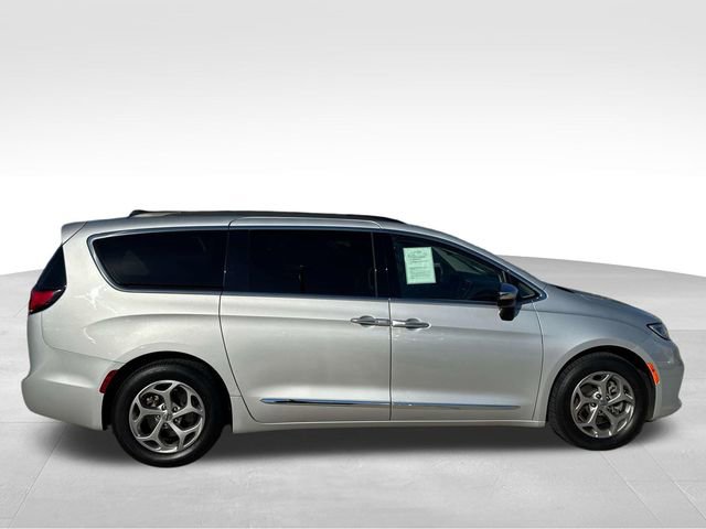 Used 2023 Chrysler Pacifica Limited image 11