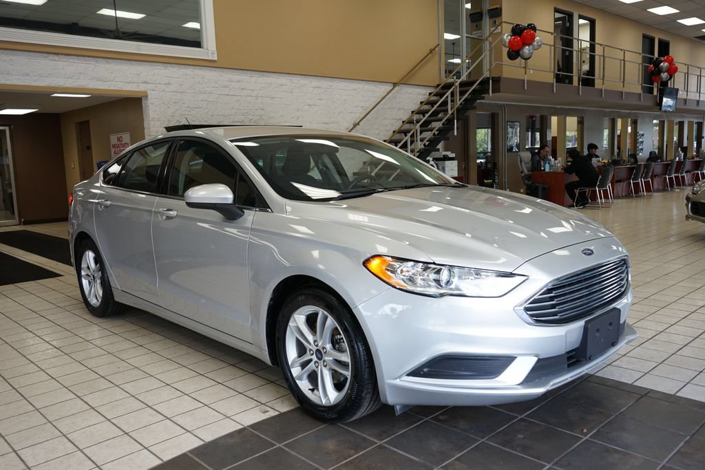 Used 2018 Ford Fusion SE w/ Fusion SE Technology Package FWD image 19