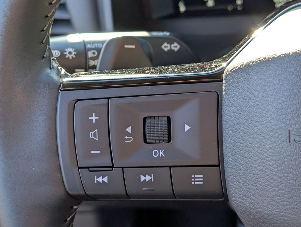 Certified 2025 Nissan Rogue SL FWD image 27