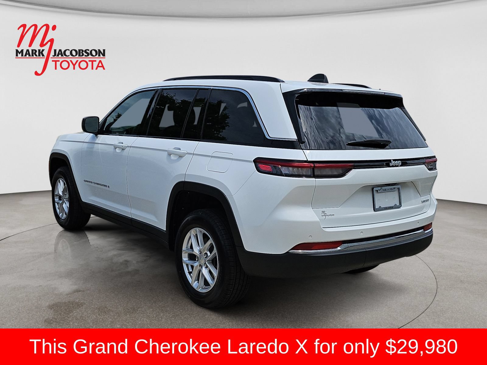 Used 2025 Jeep Grand Cherokee Laredo X w/ Luxury Tech Group I RWD image 14