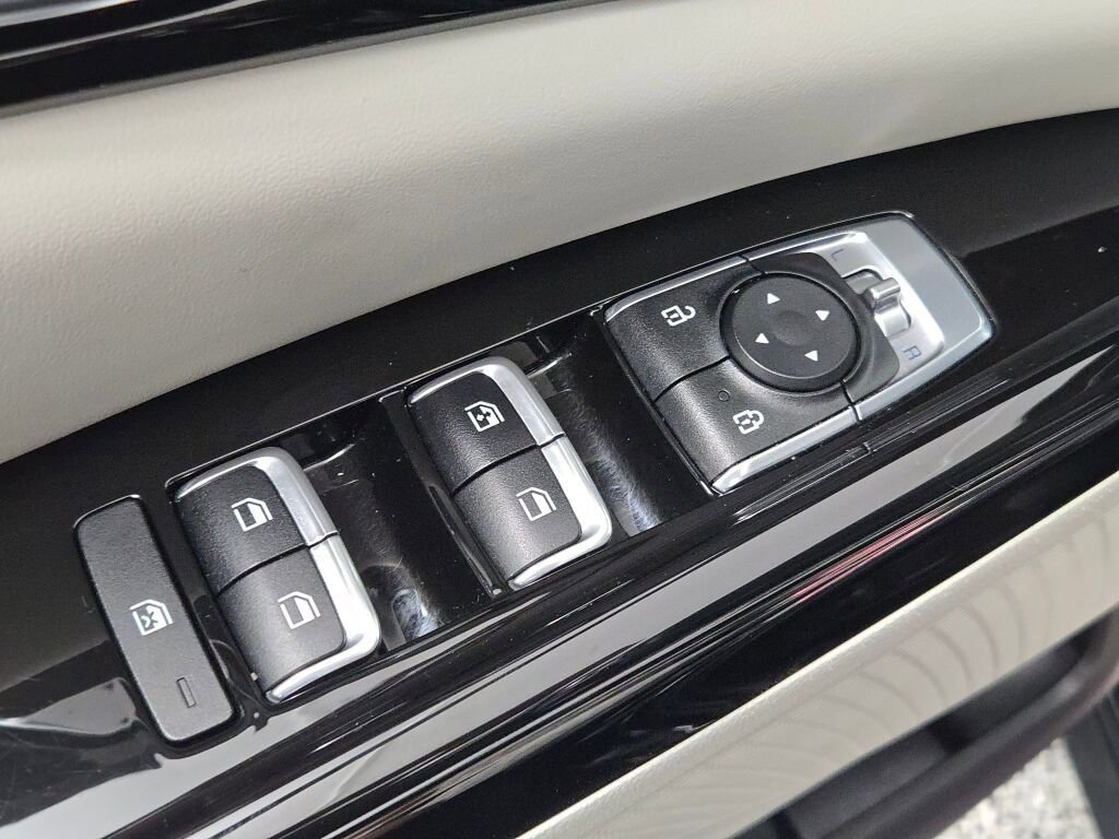 Used 2024 Kia Carnival EX image 23