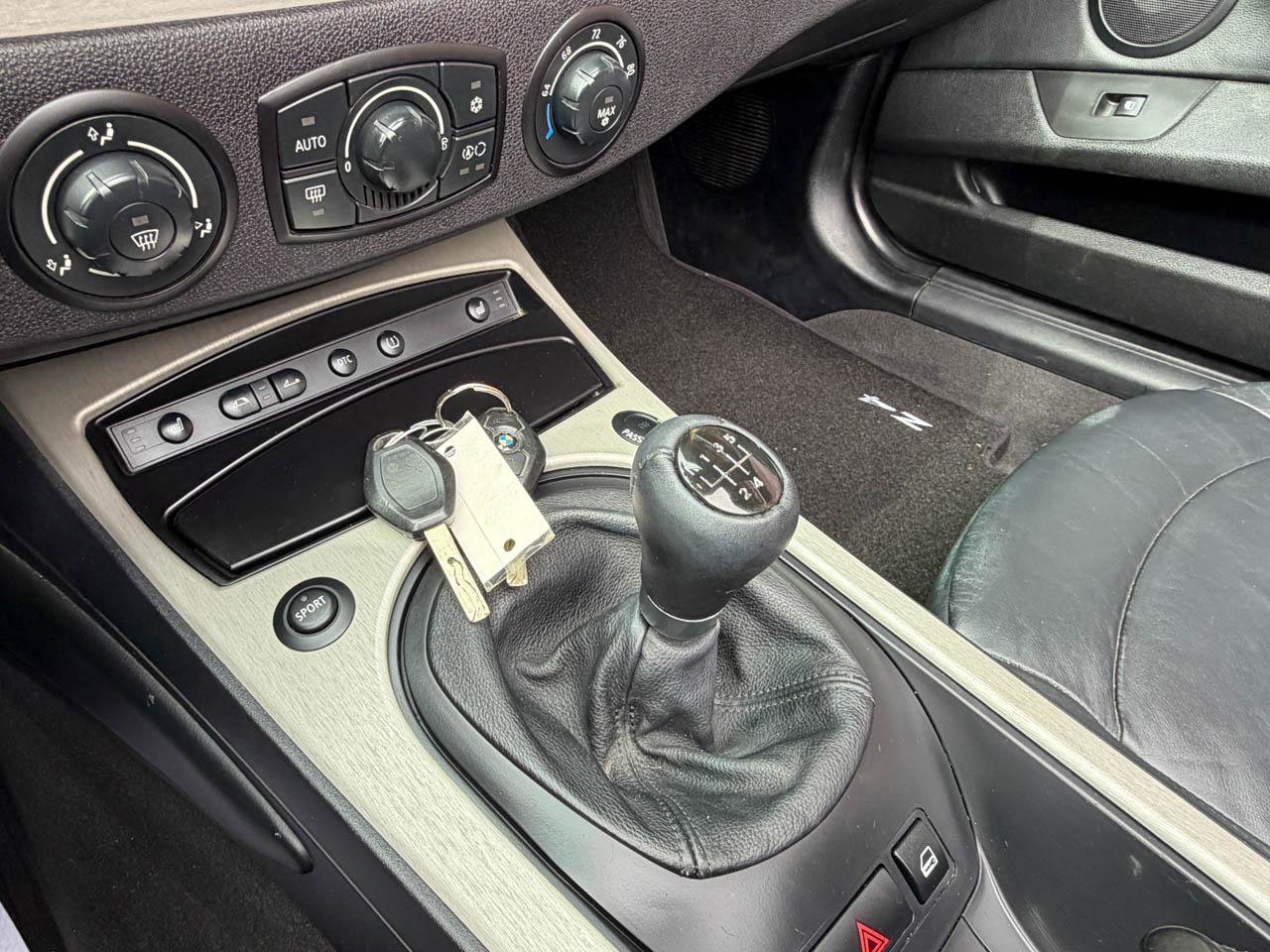 Used 2005 BMW Z4 2.5i image 24