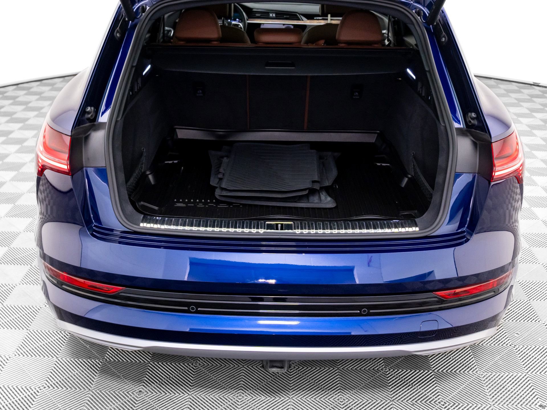 Used 2022 Audi e-tron Premium Plus w/ Premium Plus Package image 34