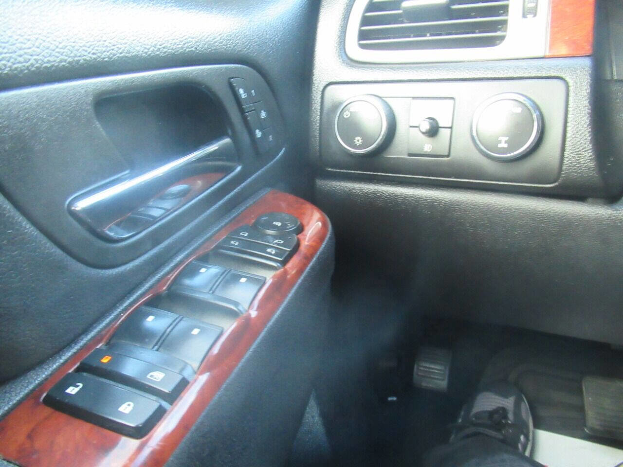 Used 2012 Chevrolet Suburban LT w/ Luxury Package image 16