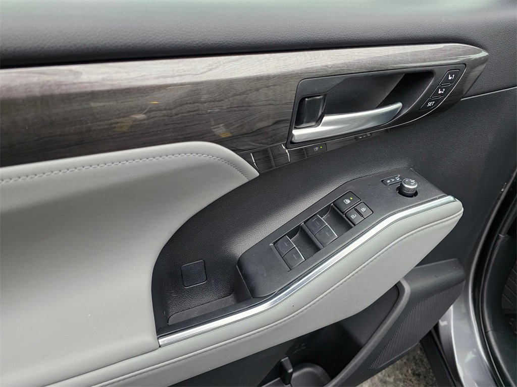 Used 2023 Toyota Highlander Platinum image 19