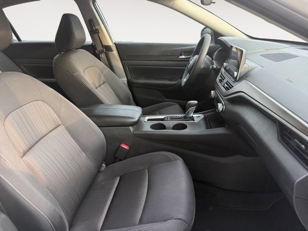 Used 2025 Nissan Altima 2.5 SV FWD image 15
