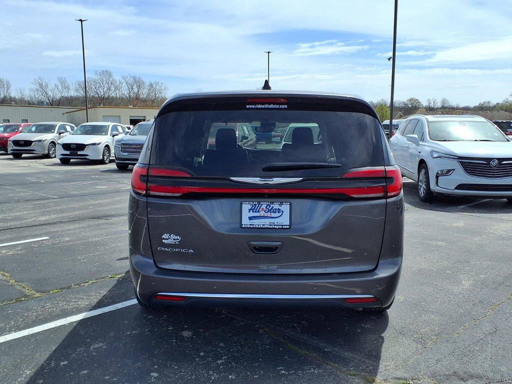 Used 2023 Chrysler Pacifica Touring-L FWD image 6