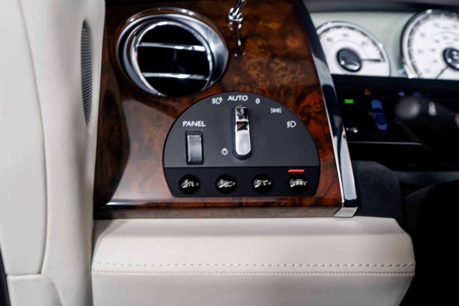 Used 2017 Rolls-Royce Dawn image 48